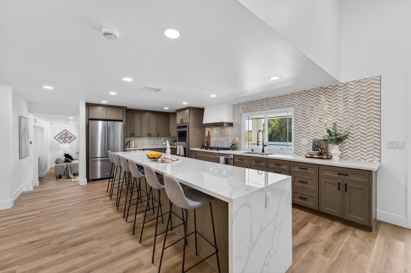 252 W 19th St, Upland — kitchen